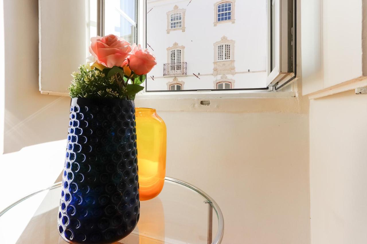 Charming And Stylish Downtown Apt In XIX Century Building Lisbon Exterior photo